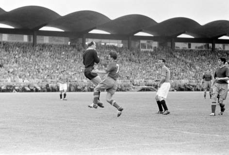 ARH NL Dierssen 1356/0038, Deutsche Fußballmeisterschaft 1955/56: Hannover 96 gegen FC Kaiserslautern, Hannover, 1956