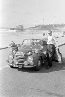 ARH NL Dierssen 1361/0028, Tour d'Europe: Am Strand und im Hintergrund der Leuchtturm, Biarritz, 1956