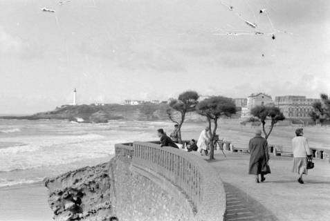 ARH NL Dierssen 1361/0029, Tour d'Europe: Aussichtspunkt am Strand mit Leuchtturm im Hintergrund, Biarritz, 1956