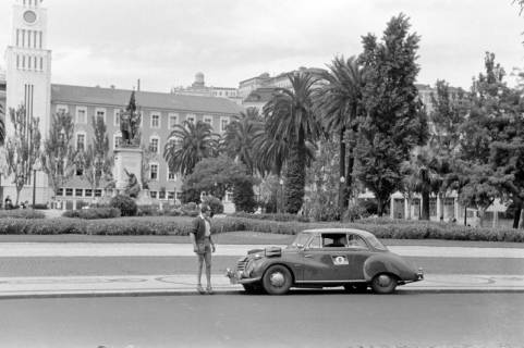 ARH NL Dierssen 1362/0021, Tour d'Europe: Gebäude mit Turm und einer Statue davor, Lissabon, 1956