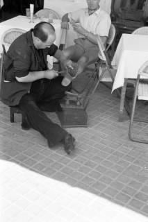 ARH NL Dierssen 1362/0030, Tour d'Europe: Günter Maurer und Schuhputzer, Saragossa, 1956