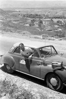 ARH NL Dierssen 1363/0002, Tour d'Europe: Günter Maurer im Auto vor Landschaft, Spanien, 1956