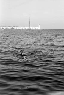 ARH NL Dierssen 1363/0026, Tour d'Europe: Männer baden im Hafen, Monte-Carlo, 1956