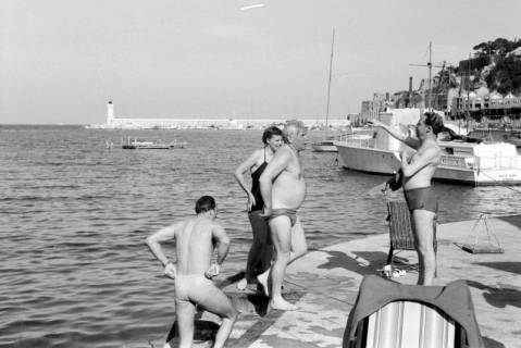 ARH NL Dierssen 1363/0028, Tour d'Europe: Männer baden im Hafen, Monte-Carlo, 1956