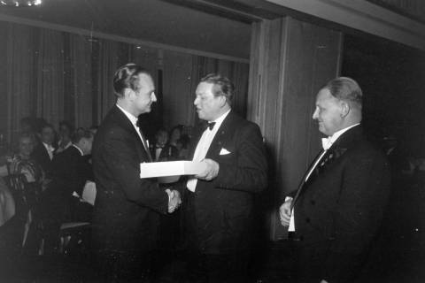 ARH NL Dierssen 1371/0021, Vergabe von Auszeichnungen bei dem Stiftungsfest des Motorsportclub Niedersachsen (MCN), Hannover, 1956