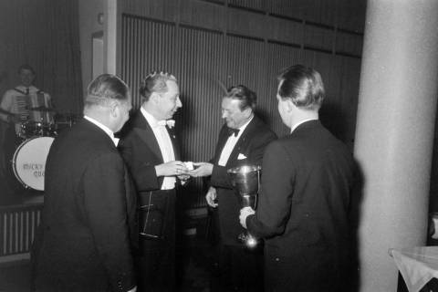 ARH NL Dierssen 1371/0034, Vergabe von Auszeichnungen bei dem Stiftungsfest des Motorsportclub Niedersachsen (MCN), Hannover, 1956