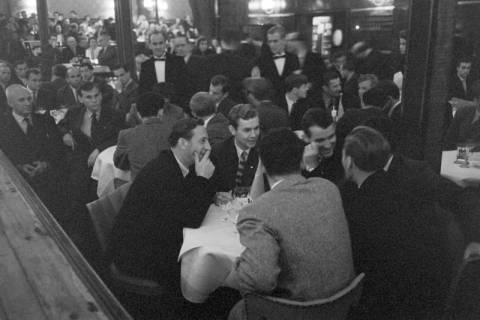 ARH NL Dierssen 1374/0008, Russische Fußballmannschaft im Georgspalast (GOP) Varieté-Theater, Hannover, 1956