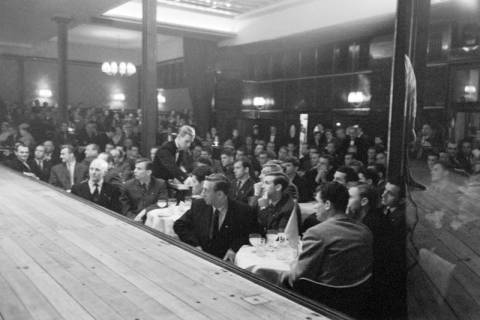 ARH NL Dierssen 1374/0010, Russische Fußballmannschaft im Georgspalast (GOP) Varieté-Theater, Hannover, 1956