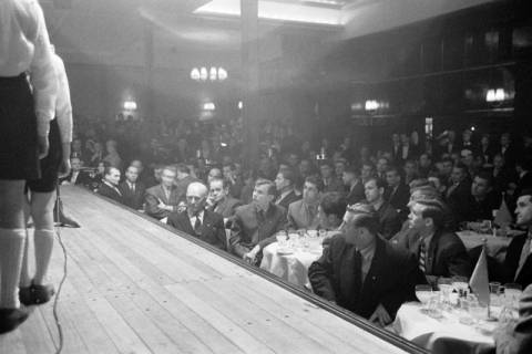 ARH NL Dierssen 1374/0012, Russische Fußballmannschaft im Georgspalast (GOP) Varieté-Theater, Hannover, 1956