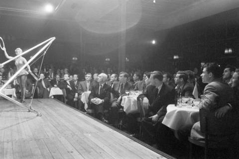 ARH NL Dierssen 1374/0013, Russische Fußballmannschaft im Georgspalast (GOP) Varieté-Theater, Hannover, 1956