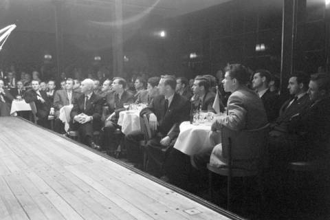 ARH NL Dierssen 1374/0014, Russische Fußballmannschaft im Georgspalast (GOP) Varieté-Theater, Hannover, 1956