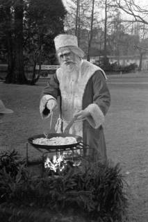 ARH NL Dierssen 1377/0021, Weihnachtsmann brät Straußen-Ei, Bad Harzburg, 1956