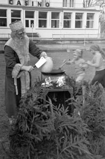 ARH NL Dierssen 1377/0024, Weihnachtsmann brät Straußen-Ei, Bad Harzburg, 1956