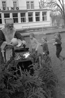 ARH NL Dierssen 1377/0027, Weihnachtsmann brät Straußen-Ei, Bad Harzburg, 1956