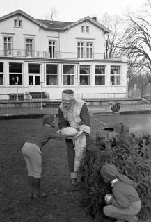 ARH NL Dierssen 1377/0030, Weihnachtsmann brät Straußen-Ei, Bad Harzburg, 1956