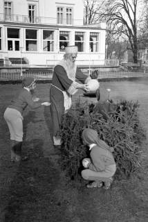 ARH NL Dierssen 1377/0031, Weihnachtsmann brät Straußen-Ei, Bad Harzburg, 1956