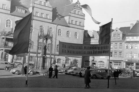 ARH NL Dierssen 1380/0035, Banner der Rallye auf dem Marktplatz und im Hintergrund das Lutherdenkmal, Lutherstadt Wittenberg, 1957