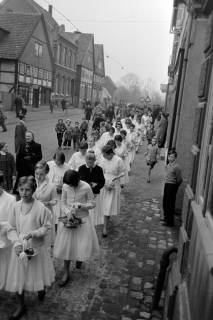 ARH NL Dierssen 1381/0028, Zug der Konfirmanden, Springe, 1957