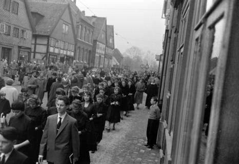 ARH NL Dierssen 1381/0032, Zug der Konfirmanden, Springe, 1957
