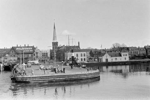 ARH NL Dierssen 1385/0019, Caltex Economy-Test: Blick von der Fähre auf die Stadt, Kopenhagen, 1957