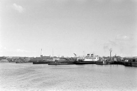 ARH NL Dierssen 1385/0021, Caltex Economy-Test: Blick von der Fähre auf die Stadt, Kopenhagen, 1957
