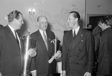 ARH NL Dierssen 1386/0033, Caltex Economy-Test: Abschlussfeier und Ehrung, 1957