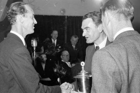 ARH NL Dierssen 1387/0003, Caltex Economy-Test: Abschlussfeier und Ehrung, 1957