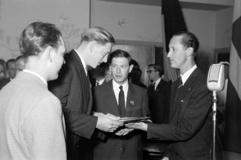 ARH NL Dierssen 1387/0007, Caltex Economy-Test: Abschlussfeier und Ehrung, 1957