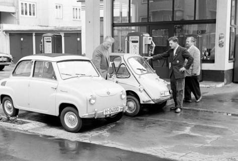 ARH NL Dierssen 1391/0024, Sieger des ADAC-Kleinwagen-Wettbewerb an einer Tankstelle, Hannover, 1957