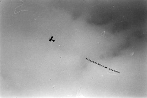 ARH NL Dierssen 1392/0027, Flugzeug mit einem Banner mit der Aufschrift "Fliegergruss an ADAC", Hannover, 1957