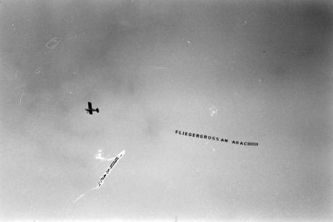 ARH NL Dierssen 1392/0028, Flugzeug mit einem Banner mit der Aufschrift "Fliegergruss an ADAC", Hannover, 1957