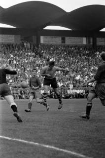 ARH NL Dierssen 1393/0009, Fußballspiel im Niedersachsenstadion, Hannover, 1957