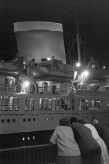 ARH NL Dierssen 1395/0031, Nachtaufnahme der MS "Seven Seas"?, Bremerhaven, 1957