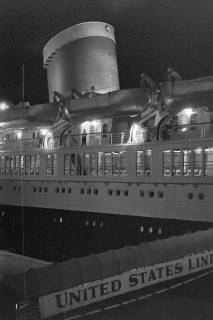 ARH NL Dierssen 1395/0033, Nachtaufnahme der MS "Seven Seas"?, Bremerhaven, 1957