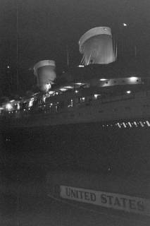 ARH NL Dierssen 1395/0034, Nachtaufnahme der MS "Seven Seas"?, Bremerhaven, 1957
