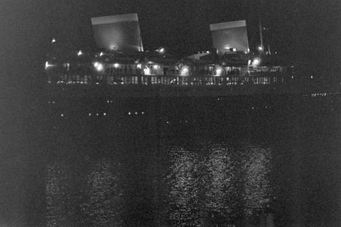 ARH NL Dierssen 1395/0036, Nachtaufnahme der MS "Seven Seas"?, Bremerhaven, 1957