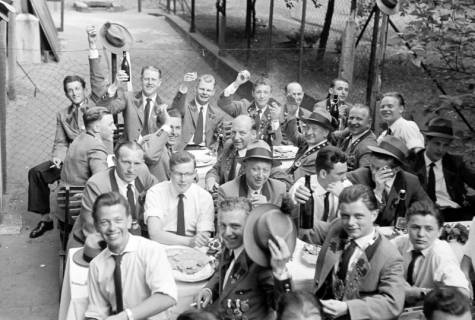ARH NL Dierssen 1396/0035, Polizeisportverein beim Schützenfest, Hannover, 1957