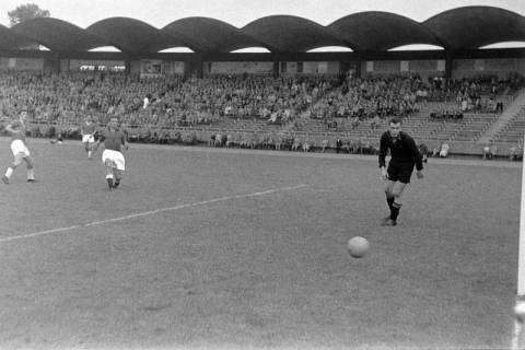 ARH NL Dierssen 1398/0017, Fußballspiel im Niedersachsenstadion, Hannover, 1957