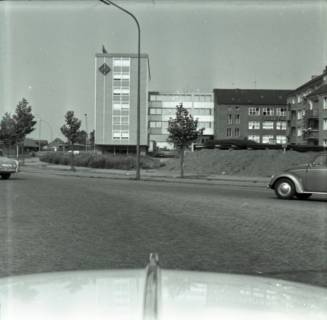 ARH NL Dierssen 1403/0011, Verkehrsaufnahme mit einer Robotkamera, Blick auf die Telefunken-Hauptverwaltung, Ricklingen, 1959