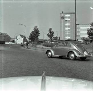 ARH NL Dierssen 1403/0012, Verkehrsaufnahme mit einer Robotkamera, Blick auf die Telefunken-Hauptverwaltung, Ricklingen, 1959