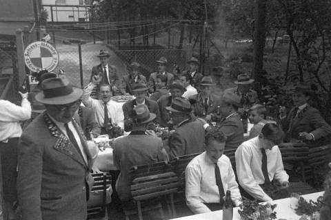 ARH NL Dierssen 1406/0008, Schießsport-Abteilung des Polizei-Sportverein Hannover am Tag des Schützenausmarsches, Hannover, 1960