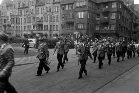 ARH NL Dierssen 1406/0032, Schießsport-Abteilung des Polizei-Sportverein Hannover beim Schützenausmarsch, Hannover, 1960