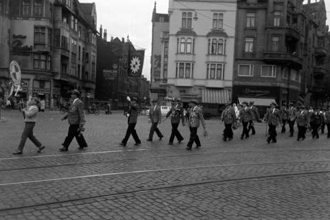 ARH NL Dierssen 1407/0002, Schießsport-Abteilung des Polizei-Sportverein Hannover beim Schützenausmarsch am Lister Platz, Hannover, 1960