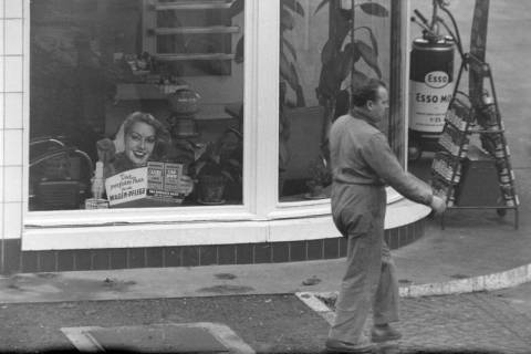 ARH NL Dierssen 1407/0006, Schaufenster mit Johnson's-Reklame, Hannover, 1960