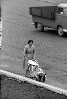 ARH NL Dierssen 1407/0012, Eine Frau mit Kind im Kinderwagen, Hannover, 1960