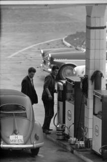 ARH NL Dierssen 1407/0013, Zwei Männer an einer Esso-Tankstelle, Hannover, 1960