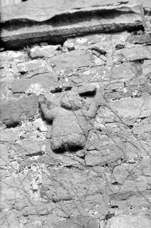 ARH NL Dierssen 1411/0020, Figur "Leckmeck" am Turm der Heilig-Kreuz-Kirche, Kirchdorf, um 1962