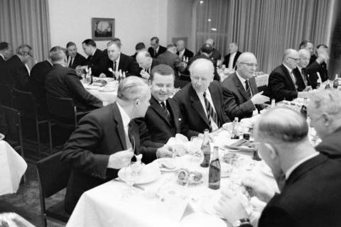 ARH NL Dierssen 1418/0004, Parlamentarischer Abend im Landtag mit Ministerpräsident Georg Diederichs, Finanzminister Jan Eilers, Landtagspräsident Richard Lehners und Presse, Hannover, 1963
