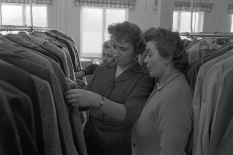 ARH NL Dierssen 1423/0017, Schlesienauswanderer im Lager, Friedland, 1963