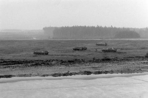 ARH NL Dierssen 1435/0010, Aufnahme zum Schießunglück auf dem Truppenübungsplatz Bergen-Hohne am 9. April 1964, Bergen, 1964